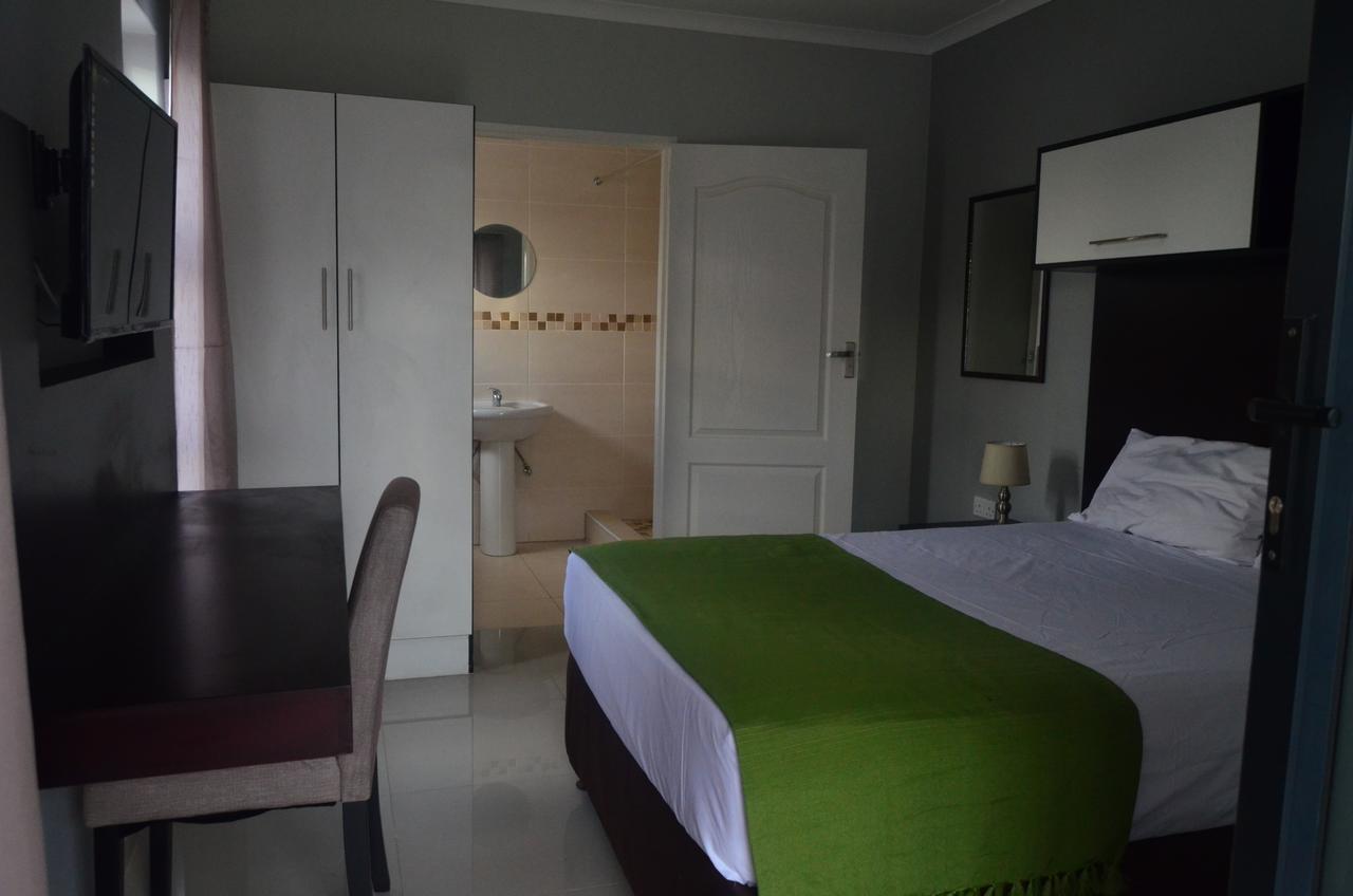 Cosy Palms Bed and Breakfast Gaborone Buitenkant foto