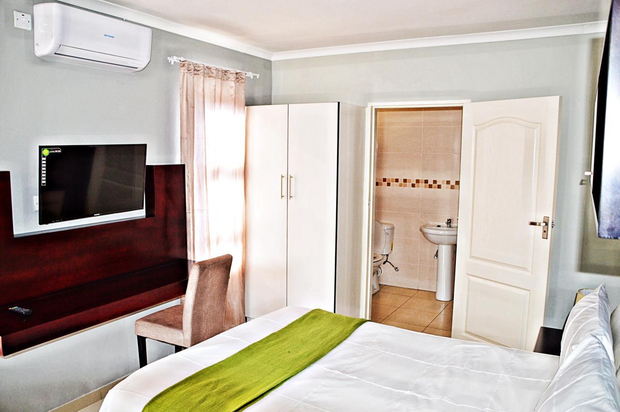 Cosy Palms Bed and Breakfast Gaborone Buitenkant foto