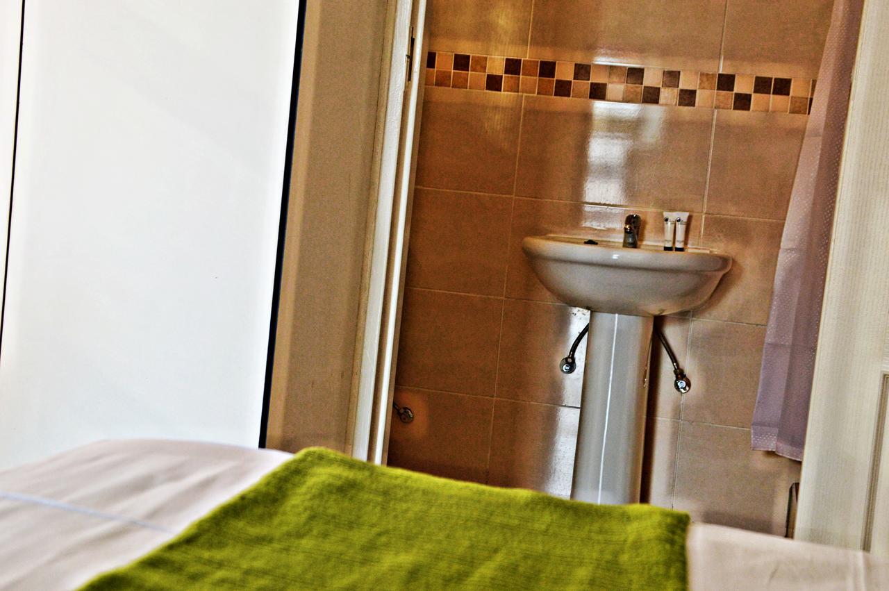 Cosy Palms Bed and Breakfast Gaborone Buitenkant foto