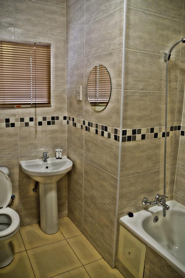 Cosy Palms Bed and Breakfast Gaborone Buitenkant foto