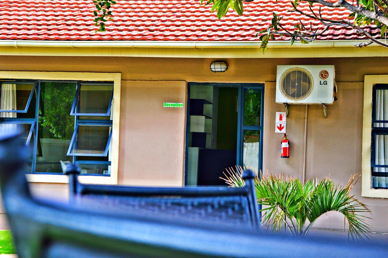 Cosy Palms Bed and Breakfast Gaborone Buitenkant foto