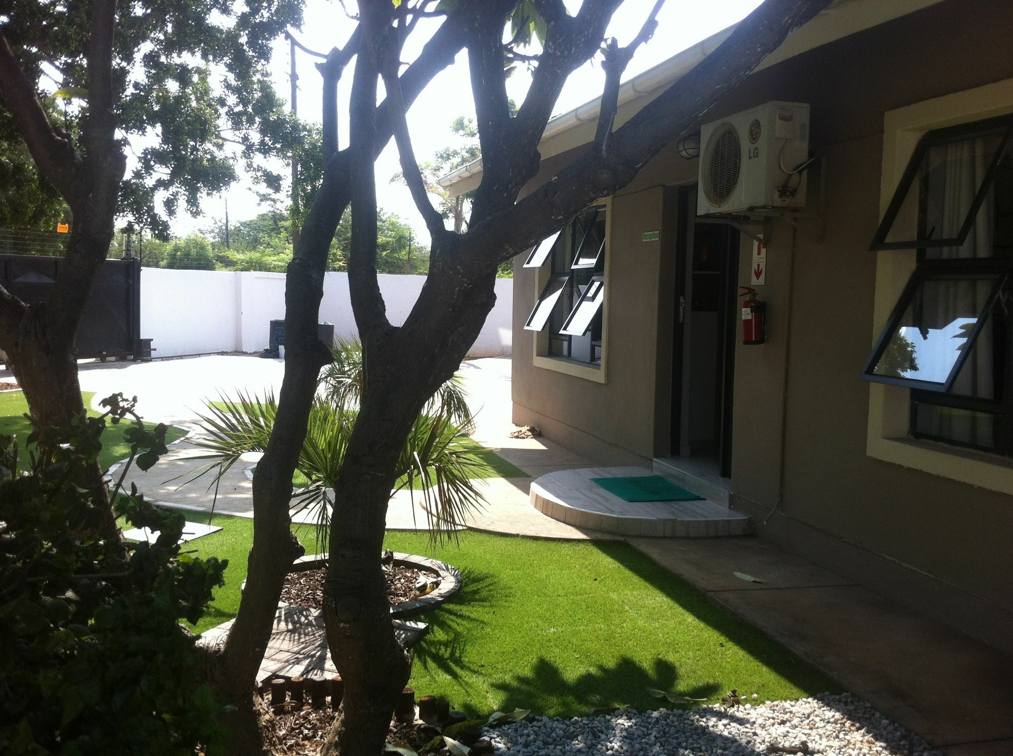 Cosy Palms Bed and Breakfast Gaborone Buitenkant foto